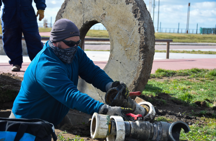 Trabajadores municipales buscan reactivar el sistema de riego del Parque Pirincho Roquel