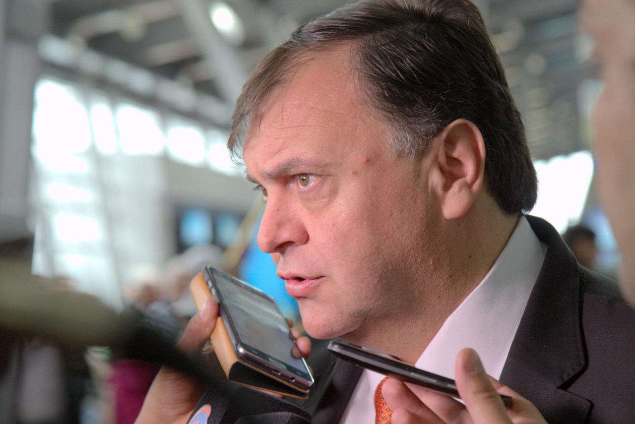 Belloni “Perón nos diría que abramos los aeropuertos y apoyemos el ibuprofeno inhalado”