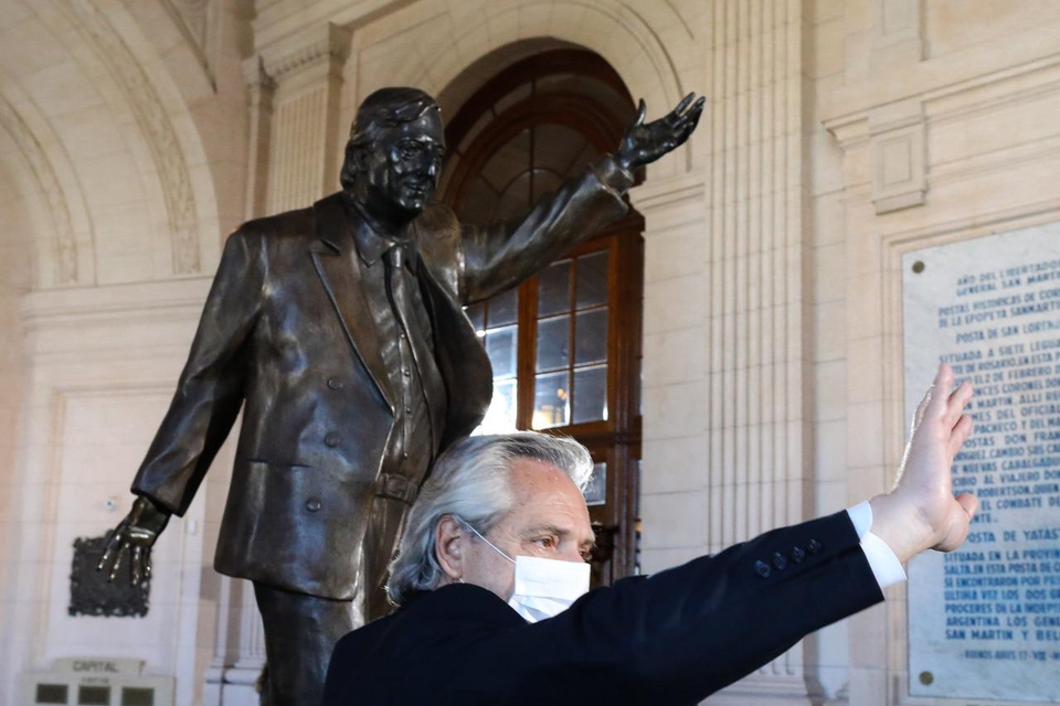 Alberto Fernández inauguró la estatua Kirchner en el CCK: «Vamos a poner de pie a la Argentina como Néstor me enseñó»