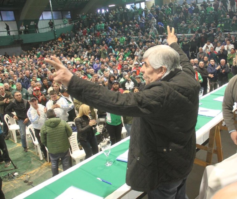 Camioneros logró que las empresas paguen el bono de fin de año