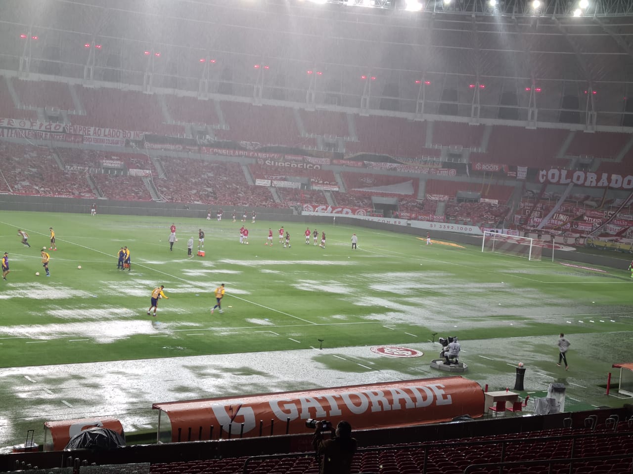 Inter y Boca bajo un diluvio con tormenta eléctrica en Porto Alegre
