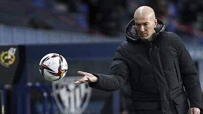 Zinedine Zidane dio positivo de coronavirus, confirmó el Real Madrid