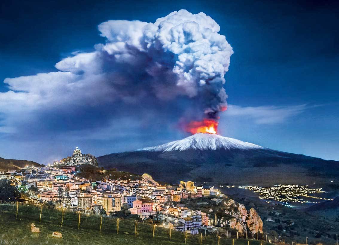 Etna volvió a erupcionar y levantó una columna de humo sorprendente