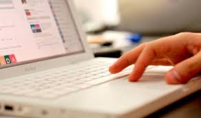 Lo citó para comprarle la notebook y se la robó