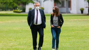El presidente Fernández caminando en Olivos junto a la titular de ANSES Fernanda Raverta (Archivo) 