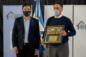 Grasso entrega reconocimiento a ministro de Ambiente Juan Cabandié