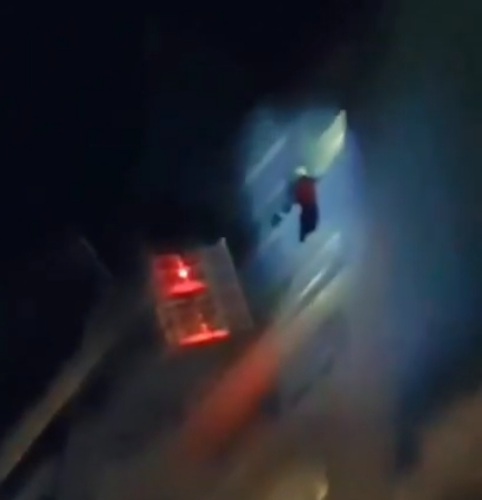 Impactante: Se le incendió la habitación y se colgó de la ventana desde un piso 11, lo rescataron