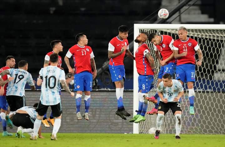 Argentina y un amargo empate con Chile donde mereció más en el debut de Copa América