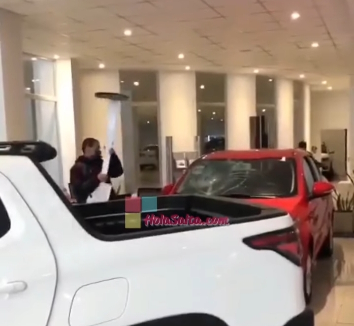 Explotó de furia al grito de “estafadores”: un hombre destrozó un O Km en una concesionaria