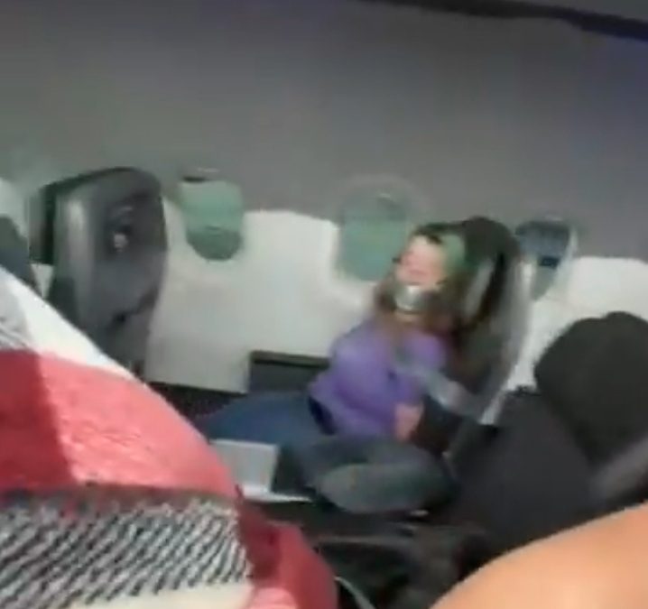 Terrible y en pleno vuelo: intentó abrir la puerta del avión y la tuvieron que atar