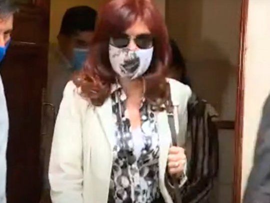 Sonriente y agradeciendo, Cristina Kirchner se trasladó al Otamendi para una operación programada