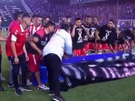 Repudiable: así quitaron la bandera que pedía justicia por Lucas González