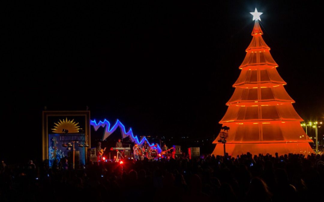 El Calafate cumplió 94 años: Anuncio de 1500 millones en obras, show de Francisco Benítez y encendido del árbol de navidad.