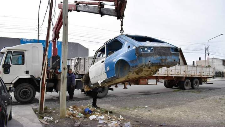 Municipio avanza con la remoción de vehículos en desuso