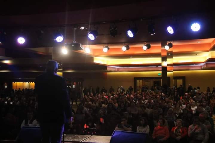 «Día del Padre»: El Calafate disfrutó con el humor del Negro Álvarez y Los Intocables