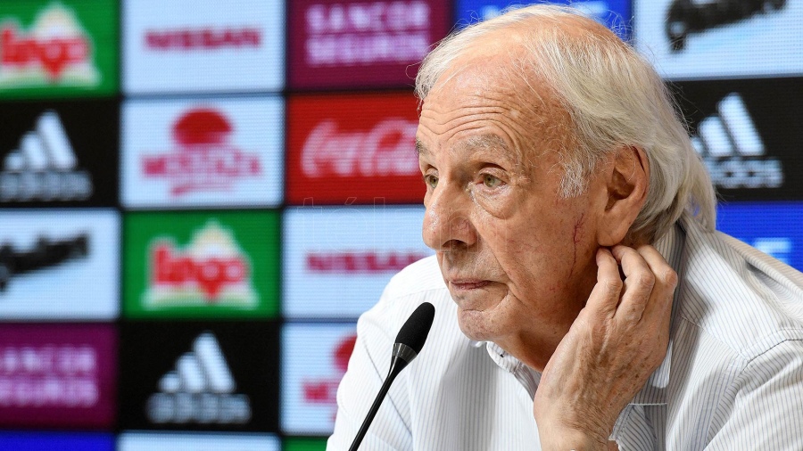 Menotti, sobre Riquelme: «No por pegarle bien a la pelota tiene que ser buen directivo»