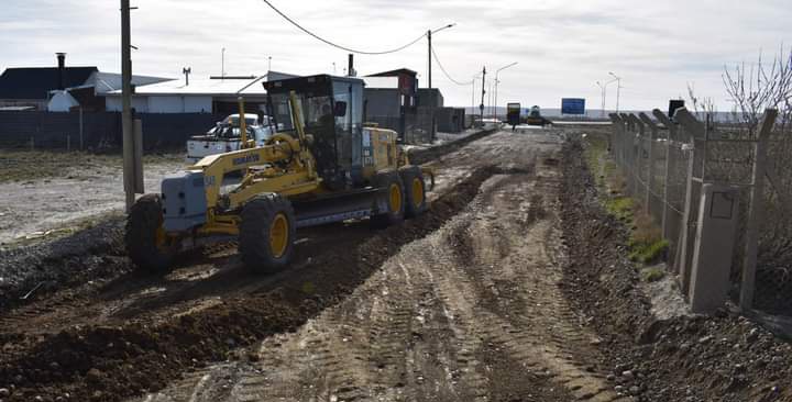 Río Gallegos: Avanzan tareas de movimiento de suelo en calle 13 por la obra de asfaltado