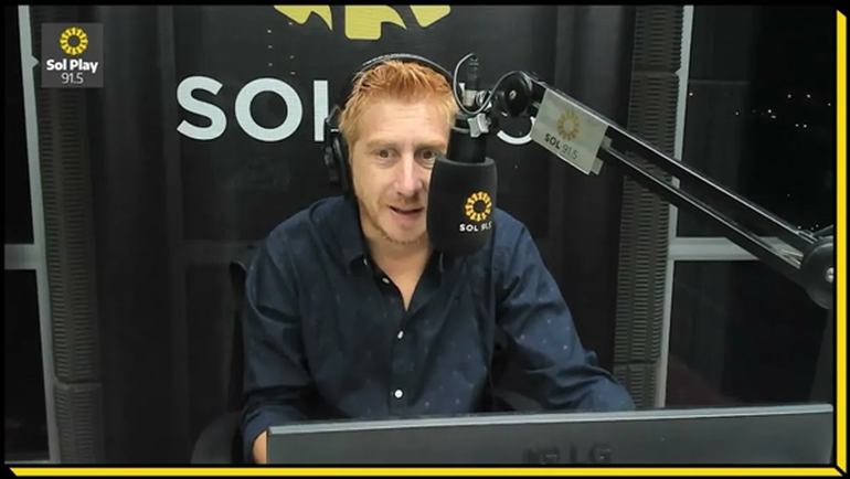 Conductor de radio atacó en plena transmisión en vivo a una compañera