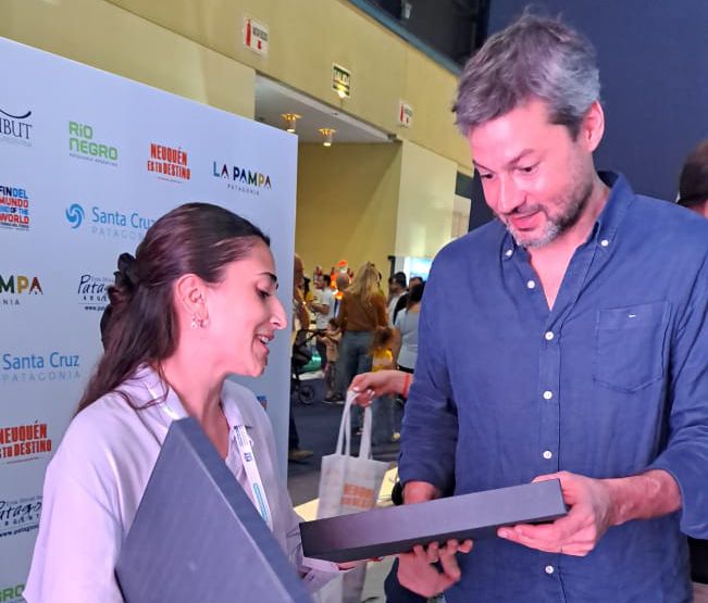 Matías Lammens visitó el stand de Río Gallegos en la Feria Internacional de Turismo