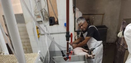 Faena de carácter comunitario en Caleta Olivia