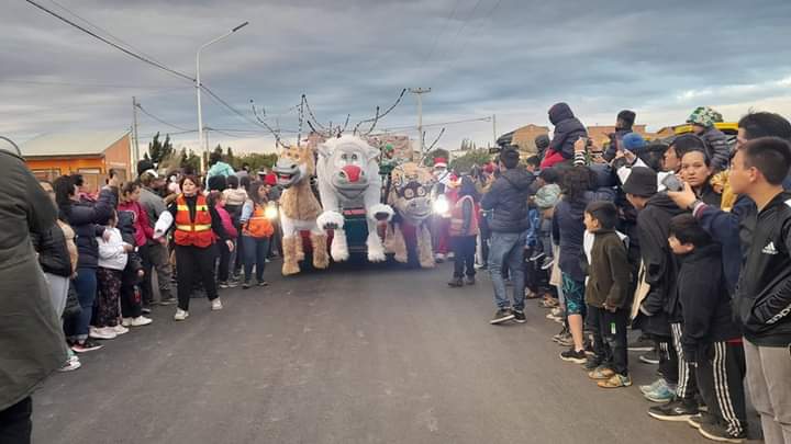 «LA MUNI»: HOY PAPÁ NOEL SEGUIRÁ  LLEVANDO ALEGRÍAS A LOS BARRIOS DE LA CAPITAL .