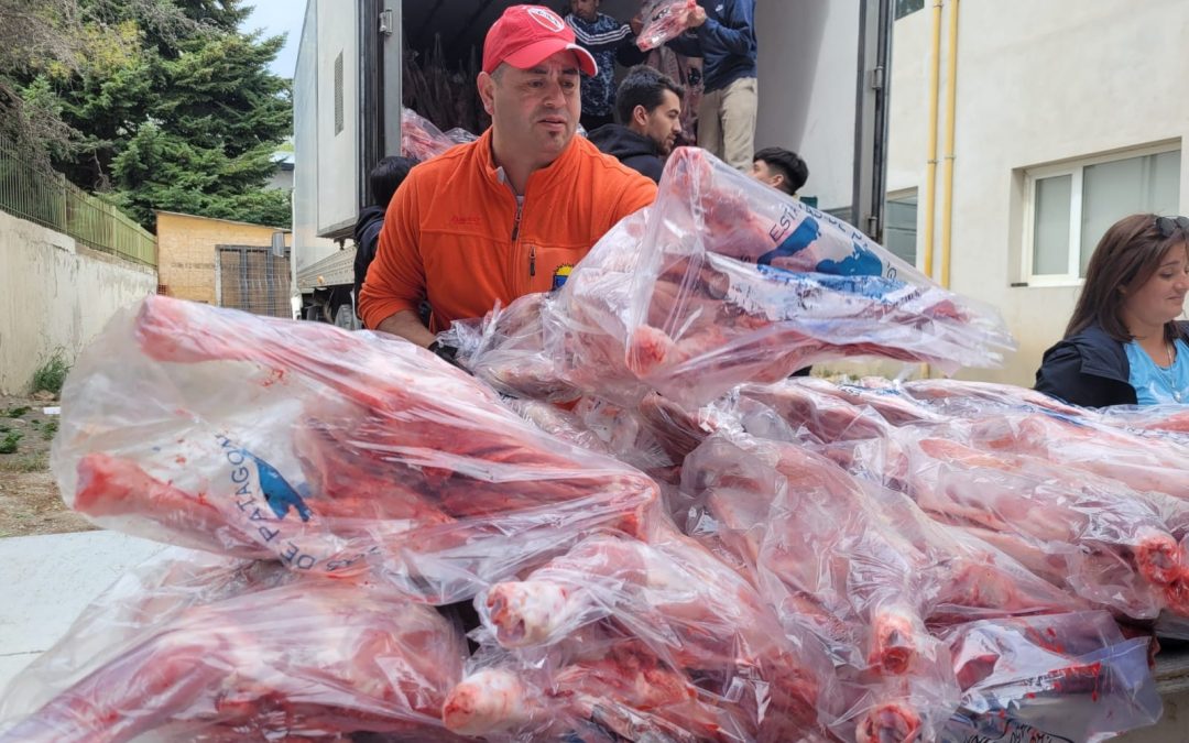 EL CALAFATE: EMPLEADOS Y EMPLEADAS MUNICIPALES RECIBIERON EL CORDERO NAVIDEÑO