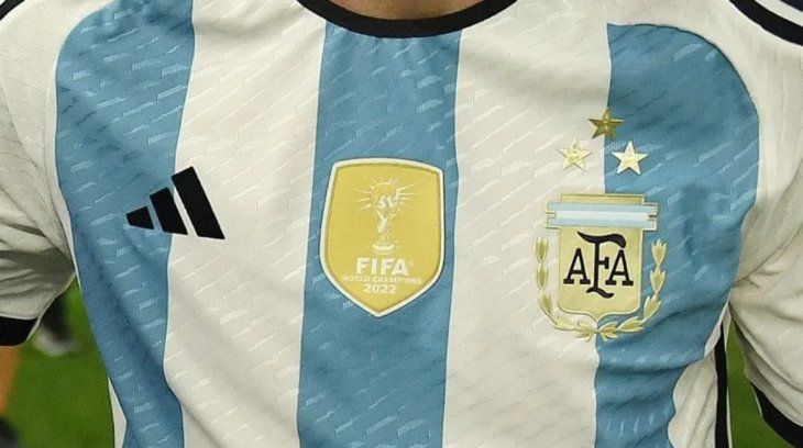 Agotada: furor por la camiseta de la Selección Argentina con las tres estrellas