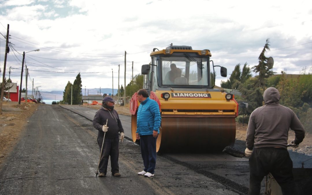 EL CALAFATE: Con la pavimentación de la Calle Osorio, avanza el plan de asfalto en los diferentes barrios de la ciudad.