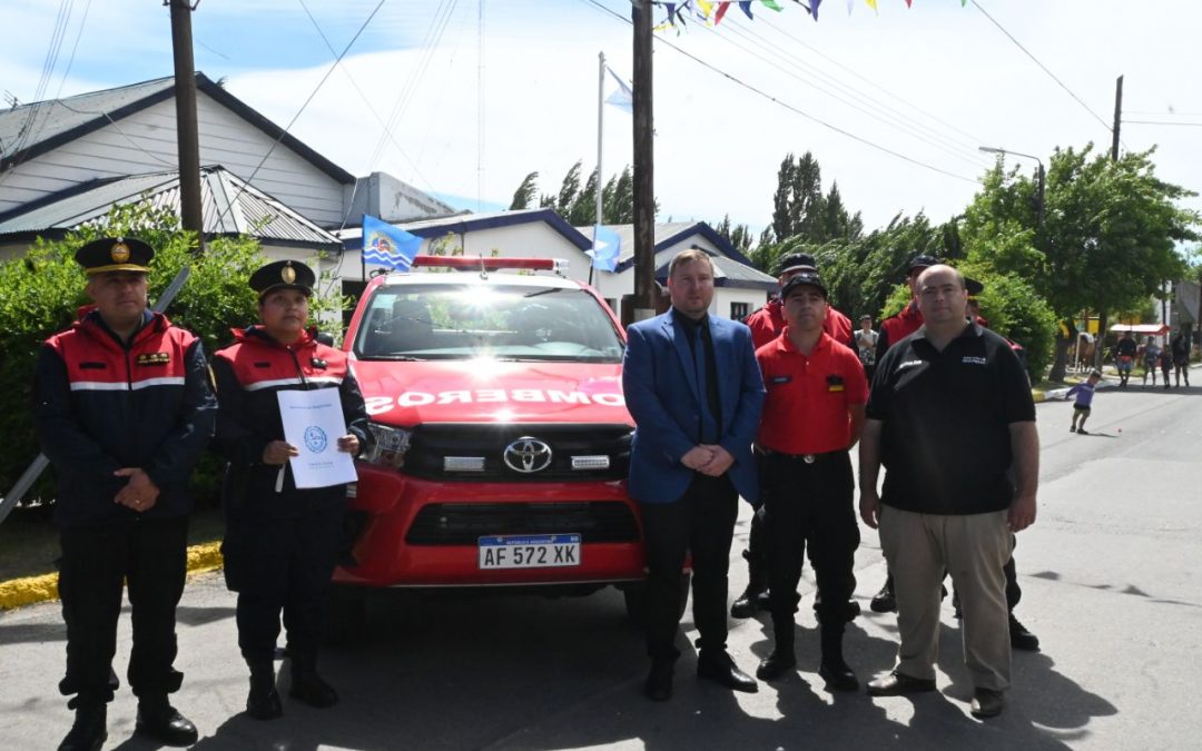 Fortalecimiento a las localidades: entregaron una camioneta 0KM al personal de bomberos de Los Antiguos
