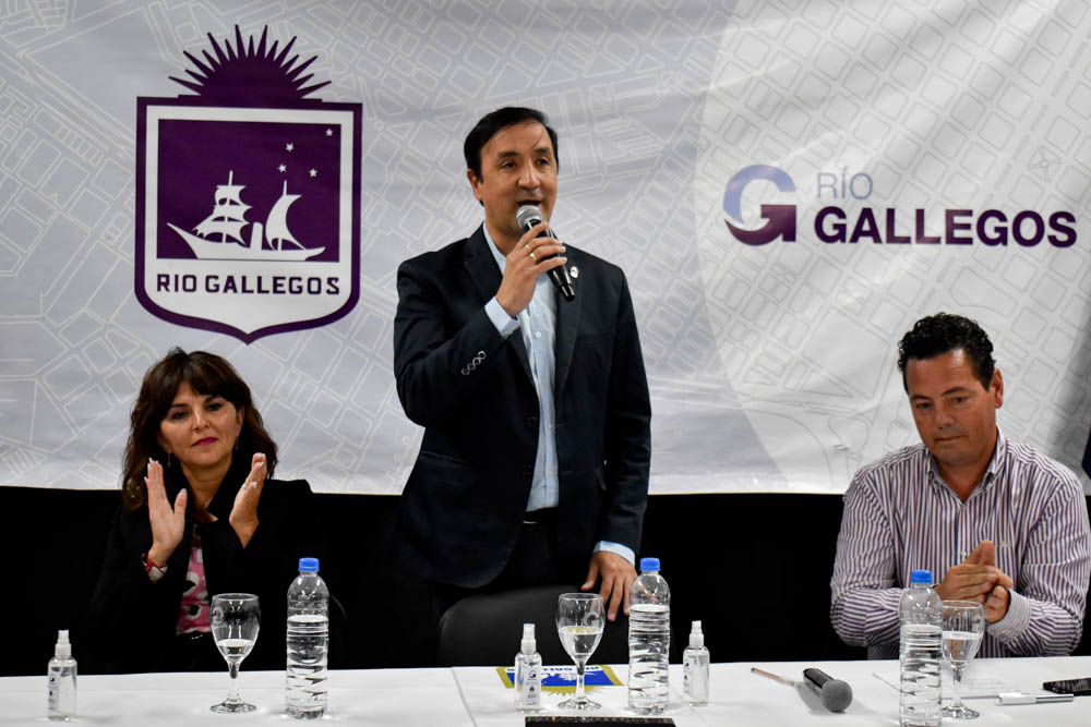 Pablo Grasso presentó licitaciones para más obras de asfalto en los barrios de Gallegos