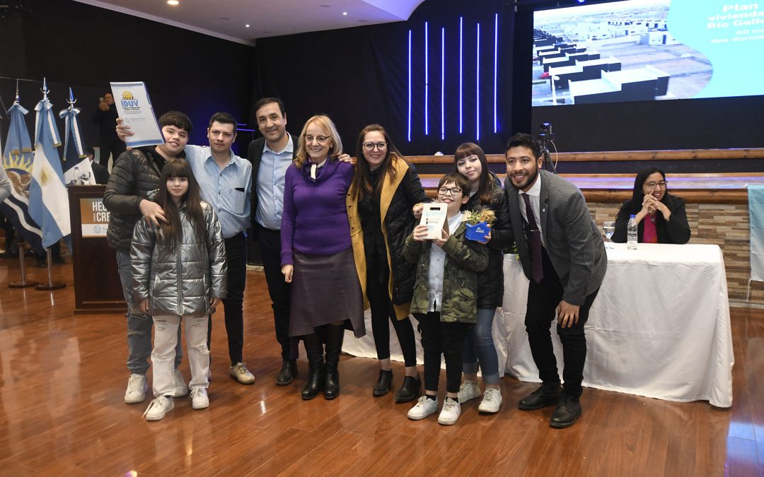 Alicia entregó las llaves de viviendas a 50 familias de Río Gallegos