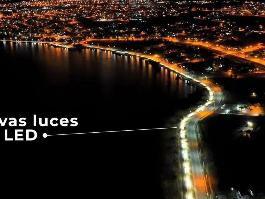 Una pintura: El Calafate se ilumina con tecnología LED en su Costanera