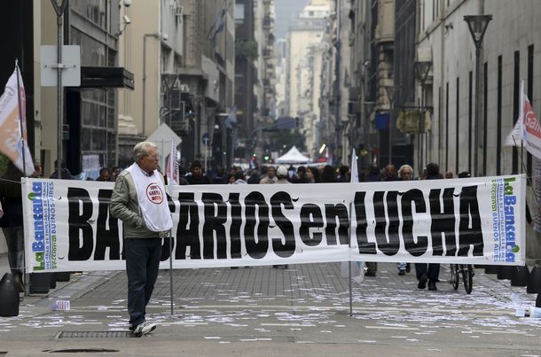 Salarios: Bancarios lograron una suba del 32,5 % hasta mayo y compensación por Ganancias