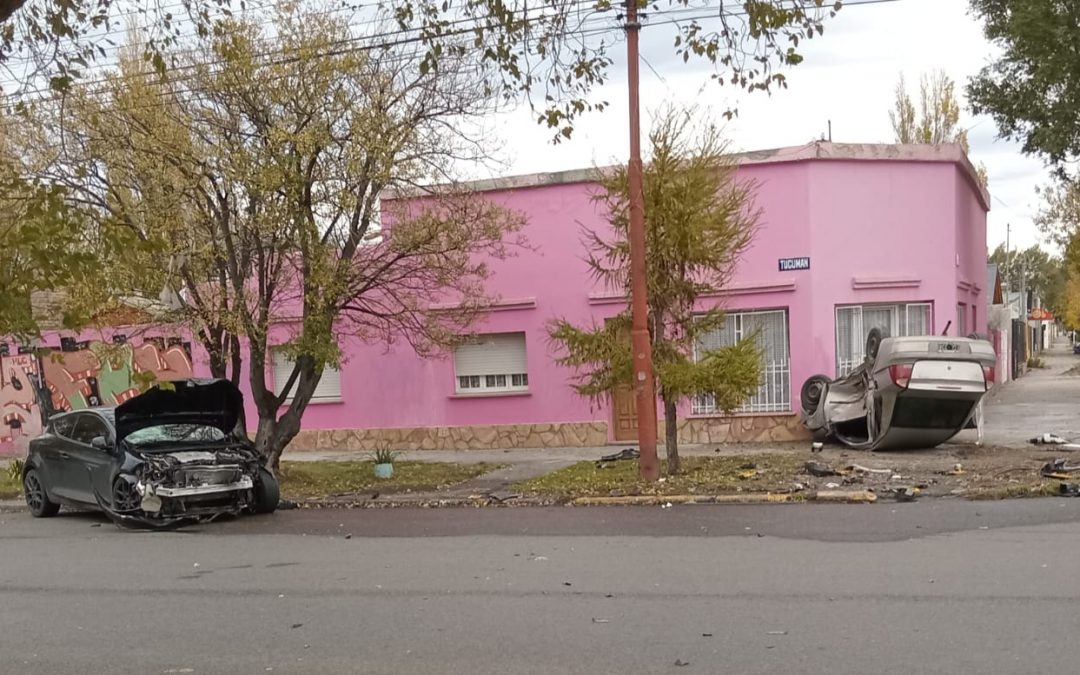 FUERTÍSIMO CHOQUE Y VUELCO, INVOLUCRADOS FUERA DE PELIGRO