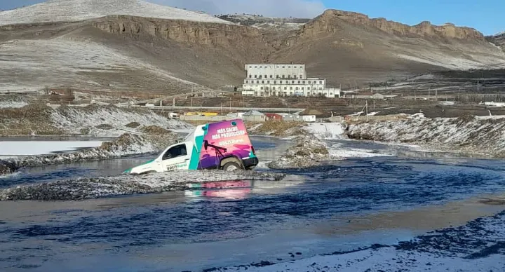 CHOFER OSADO: ENCAJÓ AMBULANCIA EN EL RÍO TURBIO POR QUERER CRUZARLO