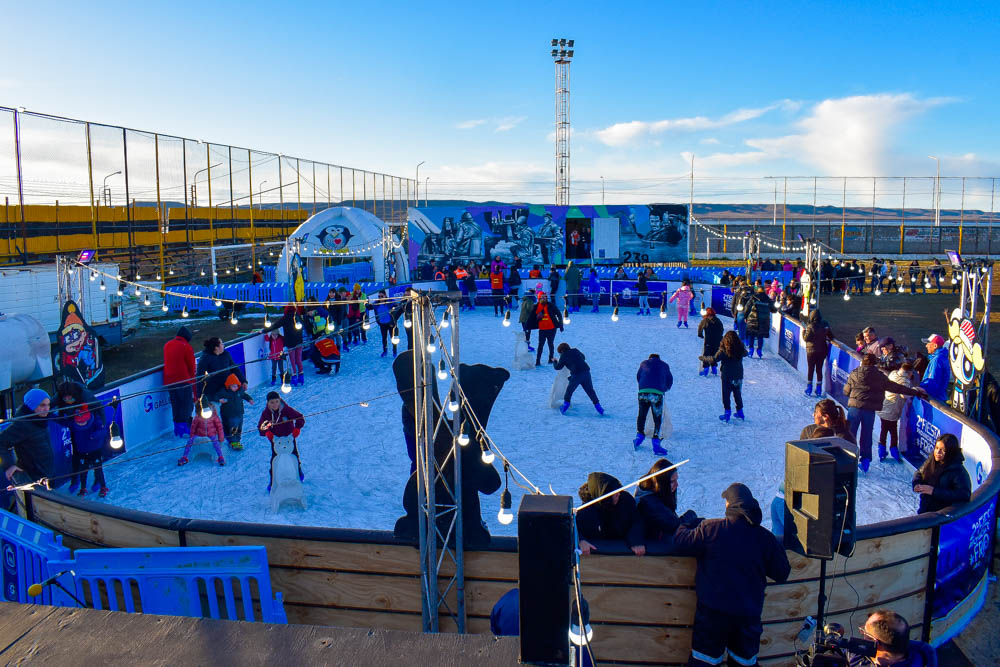 Río Gallegos: La gente disfruta a pleno de la pista de hielo en el club Ferro