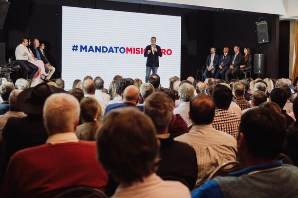 Sergio Massa recibió el respaldo del oficialismo de Misiones durante un masivo acto