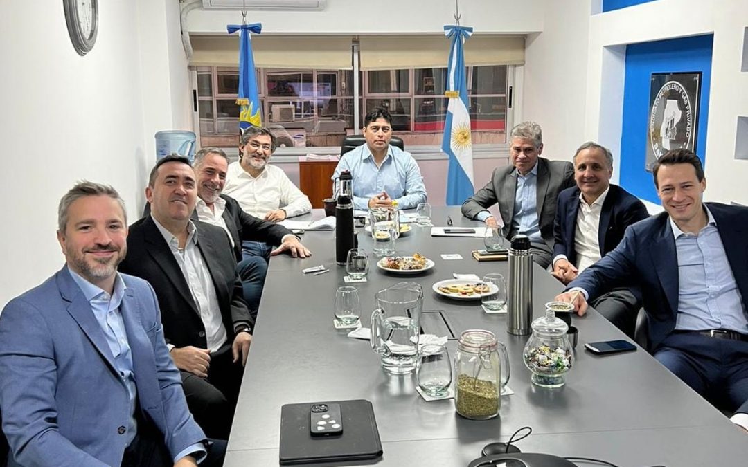 Claudio Vidal se reunió con operadoras petroleras, y buscará aunar esfuerzos para combatir la difícil situación del sector