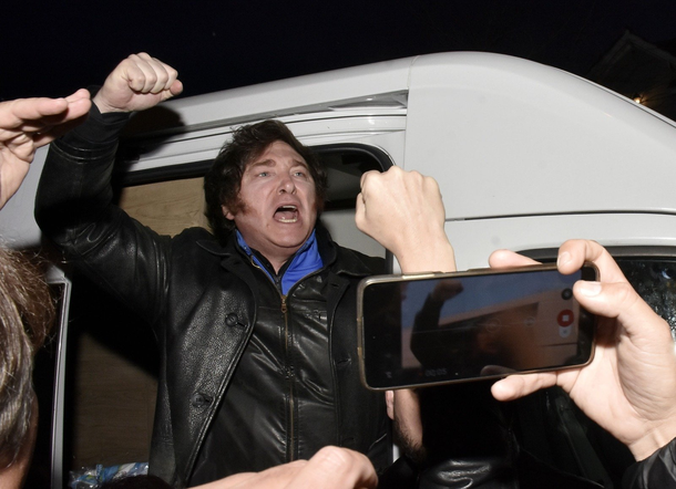 Milei acusa a La Nación de mentir en su tapa de este sábado