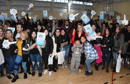 El sueño de la casa propia: Alicia entregó viviendas a 47 familias de Río Gallegos