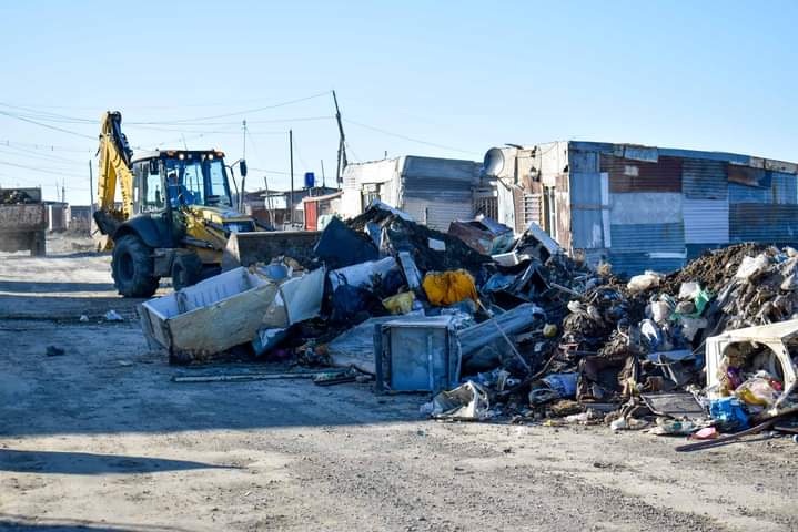 Otra vez sanean minibasural generado en calle Crucero General Belgrano