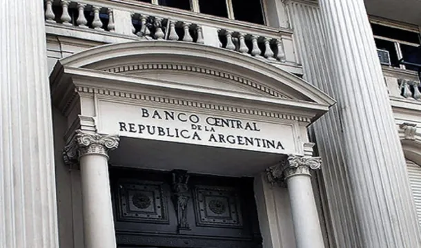 El Banco Central elevó a 133% la tasa de interés para los plazos fijos