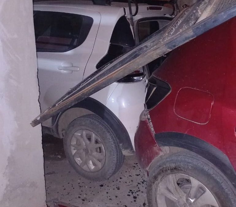 Borracho chocó contra el portón de un garaje y los dueños le dieron para que tenga