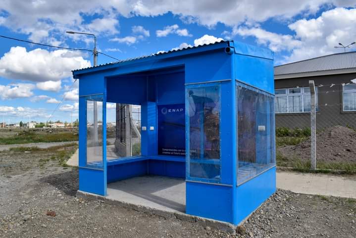 Instalan garita de colectivos con puertos USB, iluminación y alimentación por paneles solares
