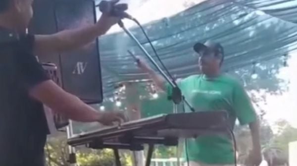 INDIGNANTE VIDEO MUESTRA A UN CANTANTE DISPARAR CON ARMA DE FUEGO EN PLENO SHOW