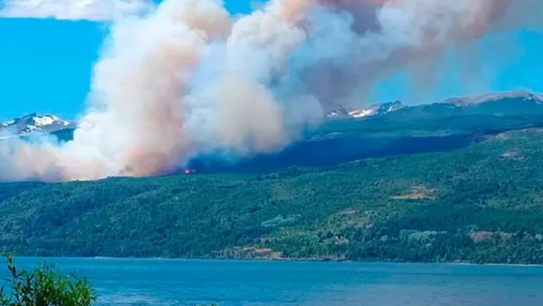 El gobernador de Chubut apuntó contra un grupo mapuche por el incendio: “Son delincuentes que tienen un negocio inmobiliario”