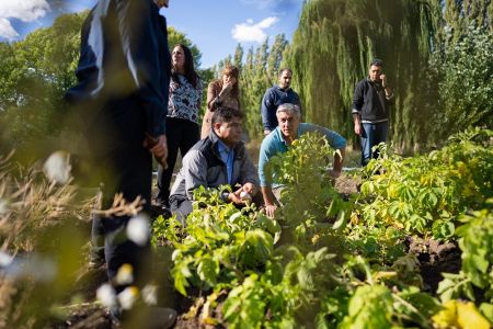 Claudio Vidal en Gregores: Recorrió la Escuela Agropecuaria N°1 y redobló su apuesta por la producción