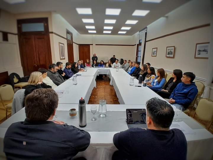 COLABORACIÓN Y COMPROMISO: PEDRO LUXEN REUNIÓ A TODOS LOS CARGOS DEPENDIENTES DEL MINISTERIO DE GOBIERNO