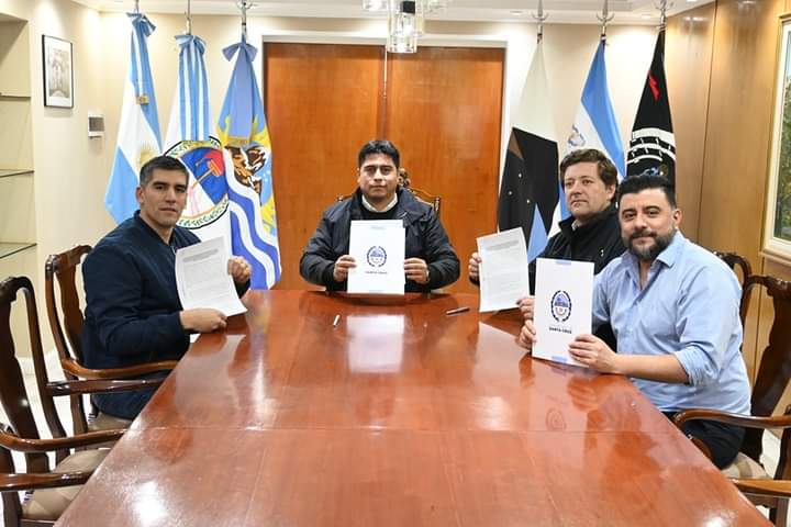 CLAUDIO VIDAL FIRMÓ CONVENIO CON EL INTENDENTE ARAVENA DE 28 DE NOVIEMBRE PARA CONSTRUIR UN NUEVO HOSPITAL MODULAR