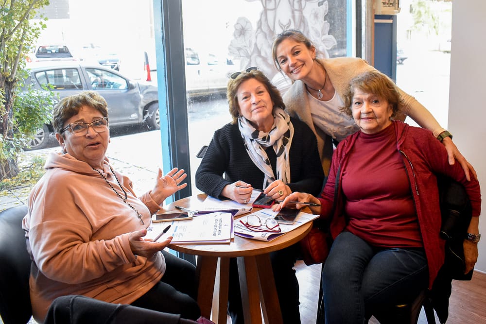 Café y charla sobre redes para adultos mayores